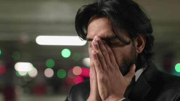Close Bezorgd Gestresste Indiaanse Man Stress Wanhopig Depressief Ongelukkige Arabische — Stockvideo