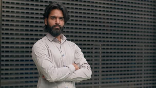 Homem Negócios Indiano Confiante Posando Com Braços Cruzados Retrato Bem — Vídeo de Stock