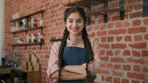 Portré Mosolygós Indiai Pincérnő Barista Kötényben Pózol Cafe Cafeteria Keresztbe — Stock videók