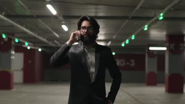 Серйозний Роботодавець Індійський Араб Бізнесмен Іде Підпільну Стоянку Розмовляючи Мобільному — стокове відео