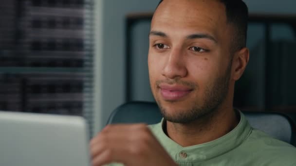 Крупным Планом Счастливый Африканский Американец Посмотреть Экран Ноутбука Офисе Бизнесмен — стоковое видео