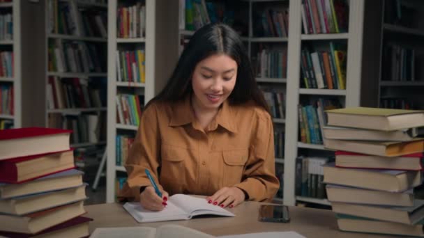 Estudiante Asiática Preparándose Para Examen Biblioteca Universitaria Escribiendo Notas Haciendo — Vídeos de Stock