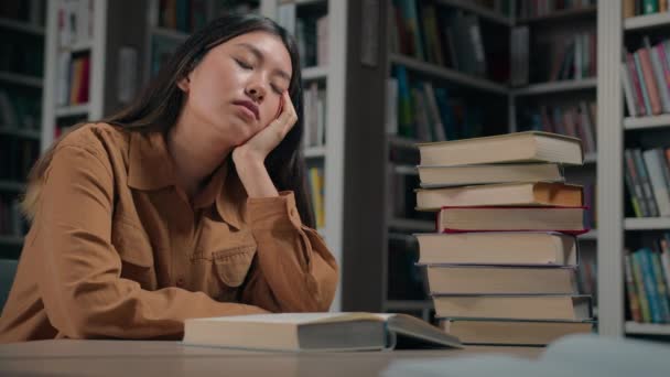 졸음운전을 대학생 도서관에서 드는데 학생은 녹초가 책상에 책들은 준비의 개념을 — 비디오
