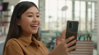 Asyalı Çinli kız blogcu cep telefonu videosu konuşuyor. Koreli Japon kadın konuşuyor. İnternetten arkadaşlarıyla selamlaşıyor.