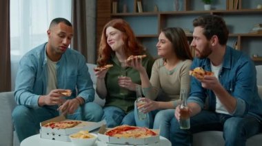 Bir grup arkadaş pizza yiyor. Mutlu kadınlar ve erkekler bira içiyor. Parti erkekleri ve kızlar oturma odasında buluşuyor.