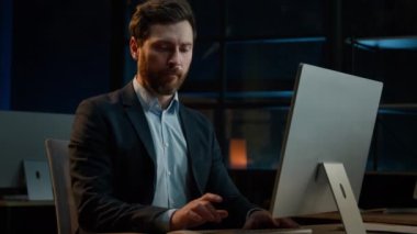 Kafkas işadamı yönetici çalışan, ofiste çalışan mutlu erkek oyuncu, oyun konsolu çalan komik yetişkin bir adamın oyun seviyesinde oynadığı online video oyununa ara verdi.