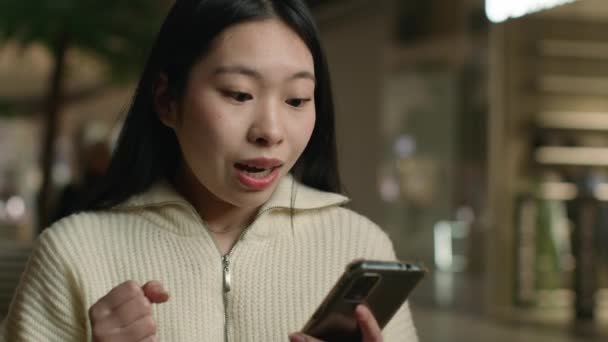 Asiatisk Flicka Shopper Använda Mobiltelefon Köpcentret Kinesisk Kvinna Vinna Online — Stockvideo