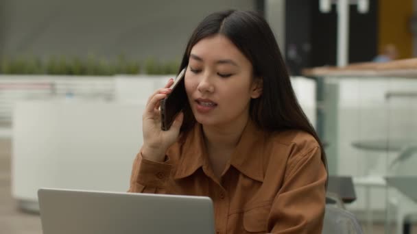 Asiatiska Affärskvinna Arbete Multitask Använda Bärbar Dator Prata Mobiltelefon Lösa — Stockvideo