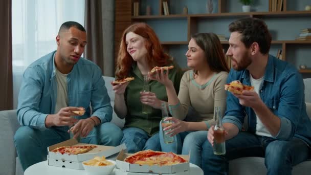 Группа Друзей Коллеги Едят Пиццу Говорить Счастливые Разнообразные Женщины Мужчины — стоковое видео