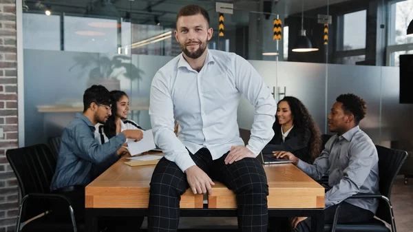 Hombre Satisfecho Líder Masculino Jefe Empresa Ceo Hombre Negocios Sentado —  Fotos de Stock