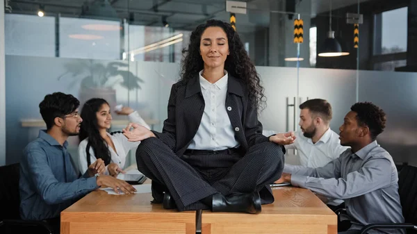 Lugn Affärskvinna Ledare Kvinna Gör Andas Yoga Motion Tar Paus — Stockfoto