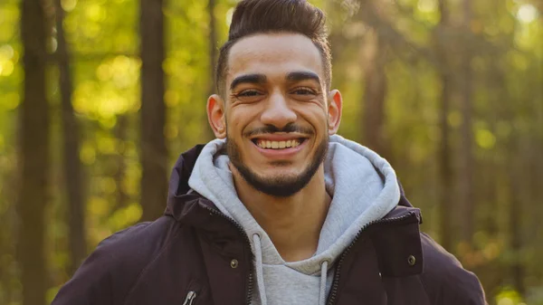 Hombre Feliz Cara Retrato Joven Musulmán Sonriente Hispano Árabe Posando —  Fotos de Stock