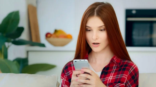 Amazed Young User Girl Ginger Student Schoolgirl Teenager Use Mobile — Stok fotoğraf