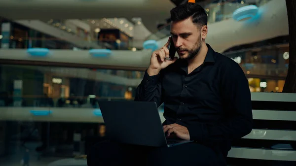 ビジネスマンの原因アジアの雇用者30代の男性起業家会社での遠隔作業は 携帯電話のビジネスオンライン会話は ラップトップのマルチタスク作業を使用していますウェブサイトの閲覧技術通信を入力 — ストック写真