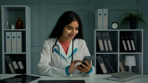 Arabische Ärztin Junge Krankenschwester Arbeiter Millennial Frau Verwenden Telefon Apps — Stockfoto