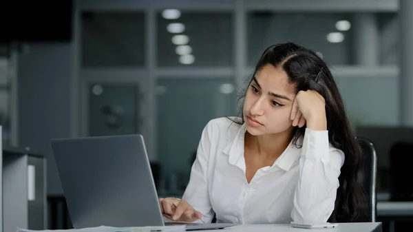 ラップトップで入力する悲しい退屈怠惰な若い女性疲れやる気のないビジネス女性のオフィスワーカーは コンピュータで働くことから疲労を感じる退屈な退屈な仕事感疲れから気が散る過労に苦しむ — ストック写真
