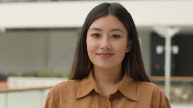 Asyalı kadın kamerayı işaret ediyor hey sen jest yapıyorsun Çinli Japon iş kadınını davet ediyorsun buraya gülümseyen bayan HR ofis müdürü hoş geldin diyor