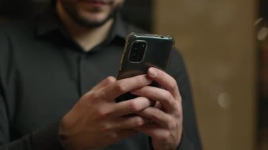 Erkek ellerini kapat, mesaj yaz, mesaj yaz, akıllı telefon ekranında mesajlaş, bilinmeyen adam iş adamı, cep telefonu iş uygulamalarını kullan, internet sitesi üzerinden alışveriş yap, sosyal medya, internet siparişi ver.