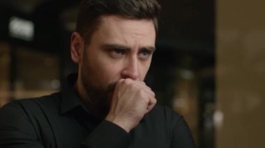 Sağlıksız, beyaz, grip salgını, grip salgını, hasta işadamı, ofiste öksüren erkek. Boğaz ağrısı var. Coronavirüs semptomları var. Solunum yetmezliği çekiyor.