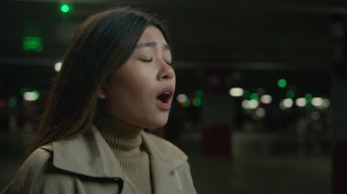 Sağlıksız, hasta, Asyalı, hasta, hapşırık suratlı, elleri soğuk otoparkta Japon, Koreli, burun alerjisi, kovan, 19 semptomlu, hapşıran hasta kadın kendini kötü hissediyor.