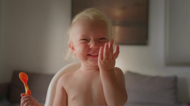 Sjov Lille Baby Pige Barn Spiser Grød Derhjemme Glad Smilende – Stock-video