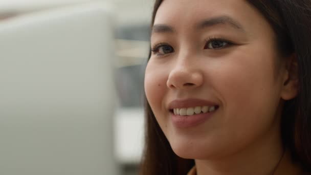 閉じるアジア韓国語女性フリーランス中国語日本語ビジネス女性ラップトップで働く女性学生オンライン笑みを浮かべて民族の女の子を勉強するコンピュータアプリを使用ウェブサイトの閲覧インターネットショッピングウェブストア — ストック動画