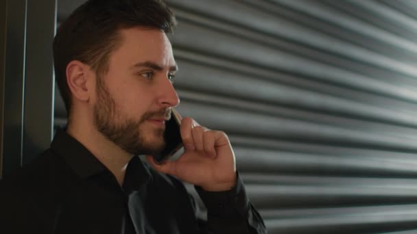 Caucasien Homme Affaires Parler Téléphone Mobile Intérieur Des Affaires Entrepreneur — Video