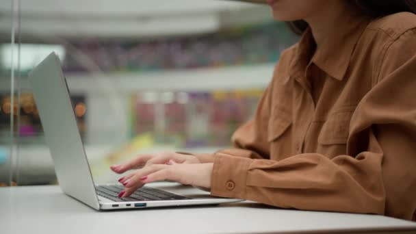 Nahaufnahme Weibliche Hände Tippen Auf Laptop Tastatur Unkenntlich Studentin Mädchen — Stockvideo