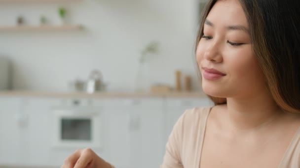 特写亚洲女人在面包上涂巧克力酱用小刀中国韩国家庭主妇女孩涂土司坚果奶油黄油烹调早餐营养品超市送来的食品 — 图库视频影像