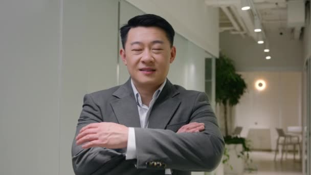 执行商人亚洲中年男子站在现代公司办公室 韩裔日本男子手牵着手看着摄像机 自信地执行董事业务 面带微笑地笑了笑 — 图库视频影像