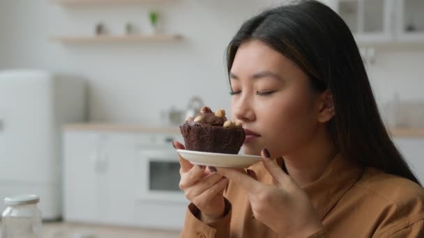 Aziatische Koreaanse Vrouw Hongerig Meisje Keuken Hold Hoog Calorie Taart — Stockvideo