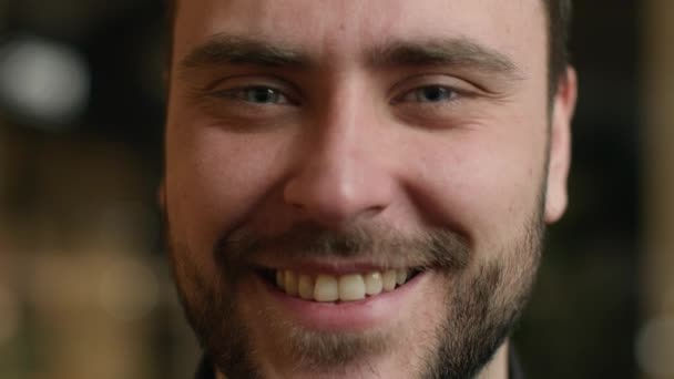 Zblízka Šťastný Muž Tvář Běloch Chlap Klient Usmívá Zubní Úsměv — Stock video