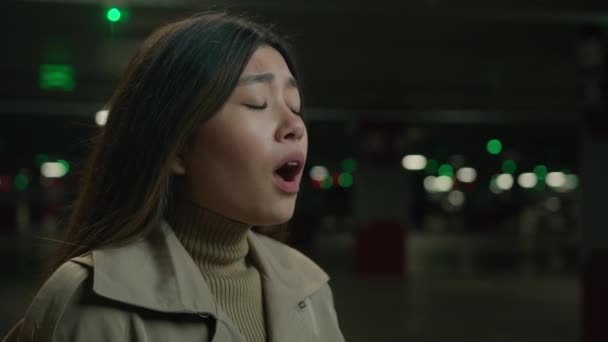 Enfermo Enfermo Asiático Mujer Enferma Chica Estornudo Cubrir Cara Con — Vídeos de Stock