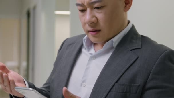 Flytta Skott Asiatisk Man Kontoret Med Mobiltelefon Upprörd Kinesisk Koreanska — Stockvideo