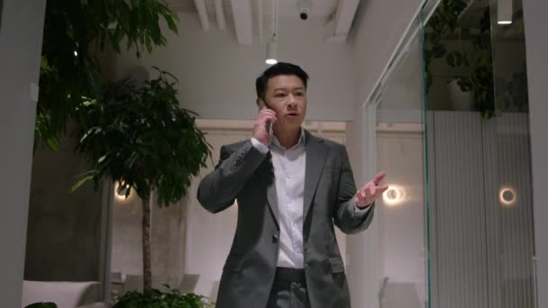 Asiatico Coreano Maturo Uomo Arrabbiato Parlando Cellulare Camminare Ufficio Aziendale — Video Stock