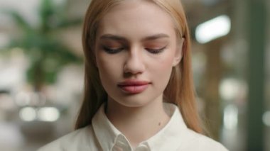 Beyaz kadın gözlerini dikmiş alışveriş merkezindeki kamera önünde kadın portresine bakıyor. 20 'li yaşlarda Avrupalı iş kadını, yönetici, profesyonel müşteri. Ofiste kendinden emin görünüyor.