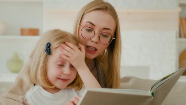 Vit Mamma Barnvakt Kvinna Läser Saga Till Härlig Liten Dotter — Stockvideo