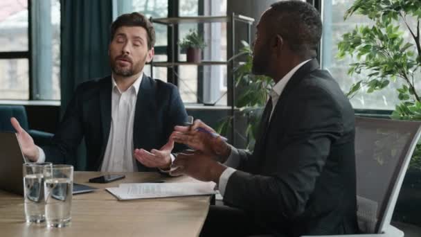 两个不满意的商人在办公室里争论 用笔记本电脑向白种人经理介绍非洲裔美国人领导的投资人问题工作失败坏的结果 — 图库视频影像
