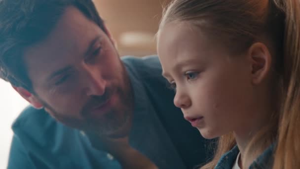 Kavkazská Rodina Usmívající Otec Pomoci Dcera Notebookem Domácí Cvičení Táta — Stock video