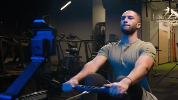 Afroamerikaner Muskulöser Mann Multiethnischer Athlet Sportler Bodybuilder Männlich Fitnessstudio Training — Stockvideo