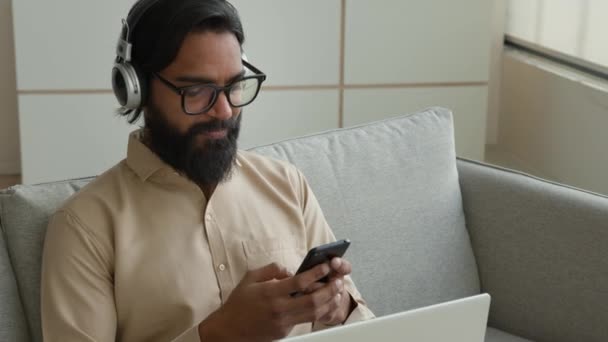 Μουσουλμάνος Άραβας Ακουστικά Ακούει Μουσική Podcast Κινητό Τηλέφωνο Ινδός Επιχειρηματίας — Αρχείο Βίντεο