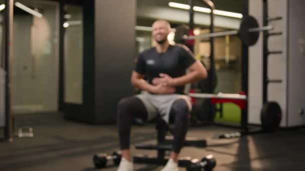 Afroamerykanin Wielorasowy Sportowiec Kulturysta Sporcie Siłownia Brzuch Problem Brzucha Trening — Wideo stockowe