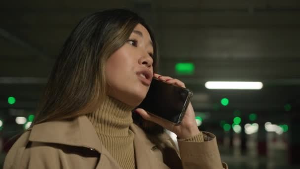 Stressvolle Aziatische Vrouw Meisje Praten Telefoon Boos Geïrriteerde Zakenvrouw Bellen — Stockvideo