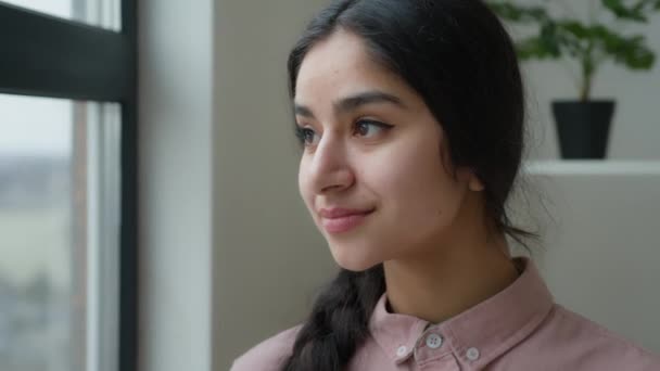 Hareket Halindeki Arap Kadın Sahibinin Hayalini Kuruyor Sakin Kız Pencere — Stok video