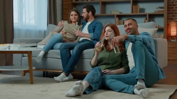 Zwei Unterschiedliche Paare Fernsehen Wohnzimmer Multiethnische Männer Und Frauen Sitzen — Stockvideo