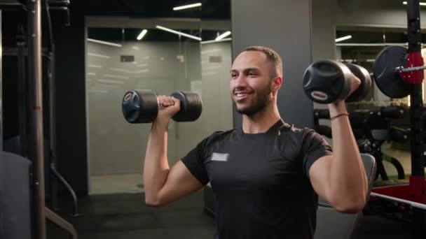 Lächelnd Starke Aktive Bodybuilder Multirassischen Afroamerikaner Heben Hanteln Sport Workout — Stockvideo