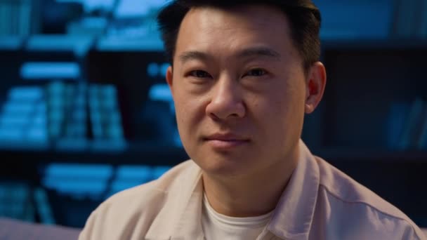 저녁에 중년의 아시아 남자가 한국의 사업가를 있습니다 사무실에서 저녁에 미소짓고 — 비디오
