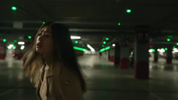 Megijedt Stresszes Ázsiai Kínai Lány Bujkál Veszélyes Fenyegetés Horror Parkolóban — Stock videók