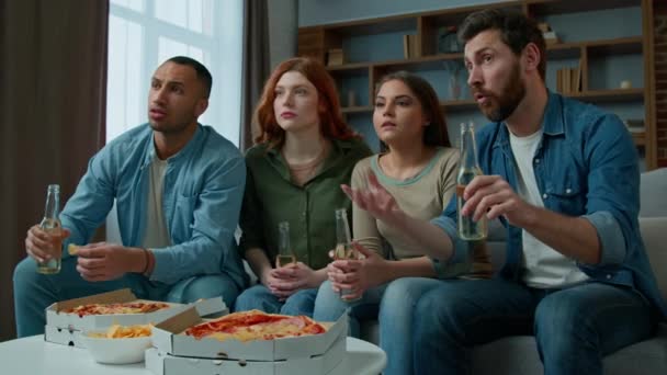 Multiethnische Freunde Sehen Fernsehen Mit Bier Pizza Auf Dem Heimischen — Stockvideo