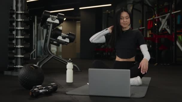 Spor Eğitmeni Kadın Spor Eğitmeni Spor Salonunda Dizüstü Bilgisayar Fitness — Stok video
